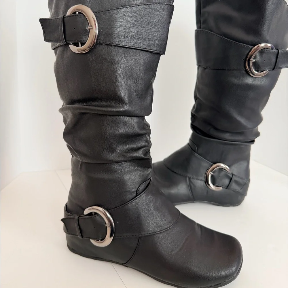 Journee Collection Black Jester Rouched Buckle Mid Shaft Boots Size 7 1/2